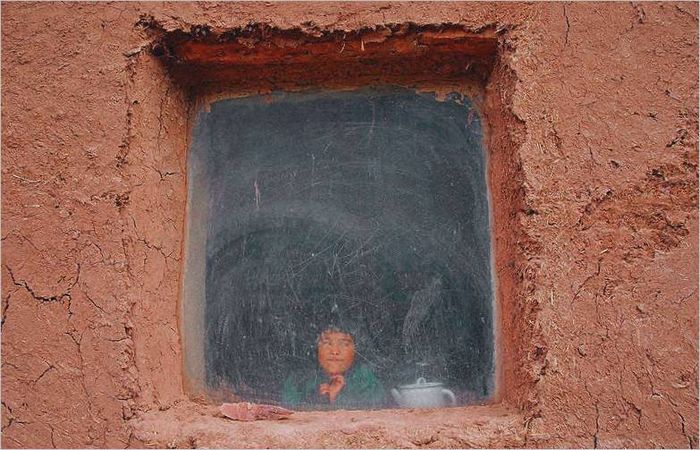 7. Ouzbékistan, province de Kashkadarya. Sur la route d'un observatoire dans les montagnes. Une fille près de la fenêtre. 2004
