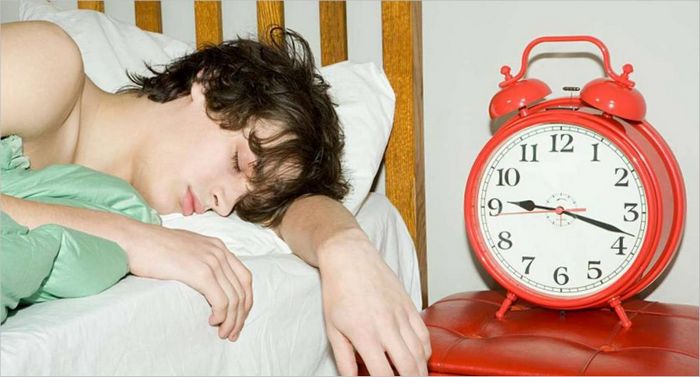 l'écolier dort l'élève est endormi