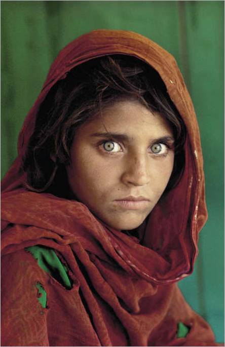 PAKISTAN. Peshawar. 1984. Une fillette afghane dans le camp de réfugiés de Nazir Bagh