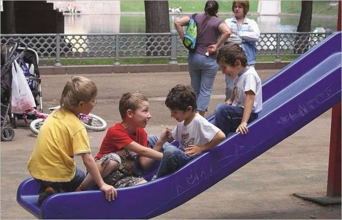 Les enfants sur le toboggan
