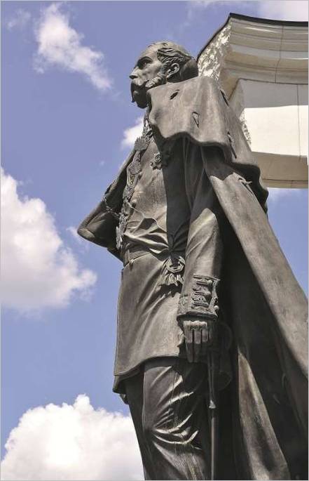 Le monument Alexandre II vu de côté
