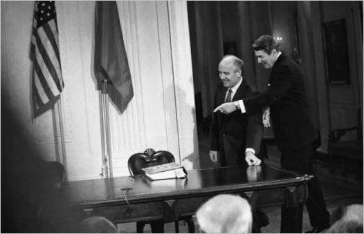 Anatoly Khrupov. Le secrétaire général du Comité central du PCUS, Mikhaïl Gorbatchev, et le président américain Ronald Reagan. Washington. La Maison Blanche. 1987