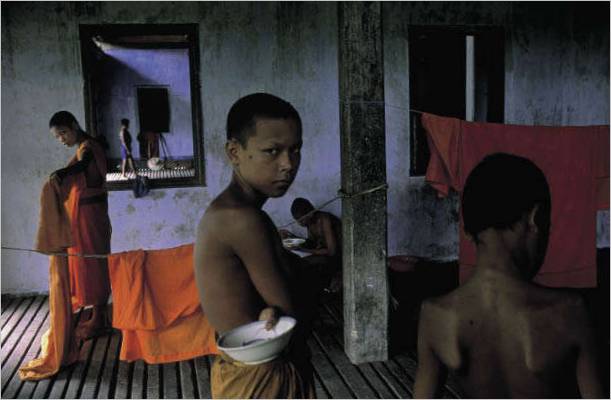 CAMBODGE. Angkor. 2000. Des moines bouddhistes travaillant dans une cuisine dans un monastère près d'Angkor Wat