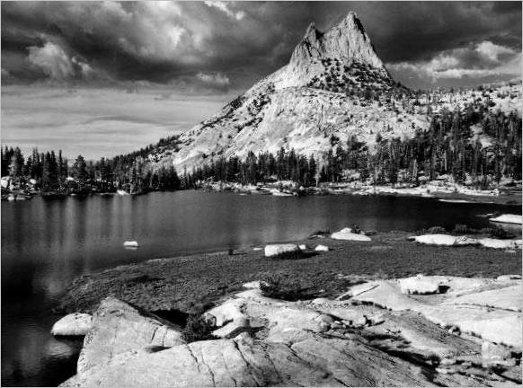 Ansel Adams. Pic et lac Cathedral. 1938