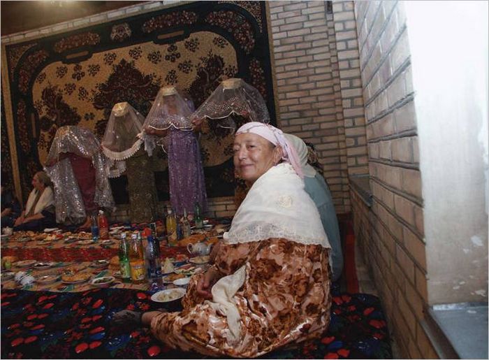 10. Bukhara. Le mariage. Femme sur le fond de sa belle-fille s'inclinant. 2005