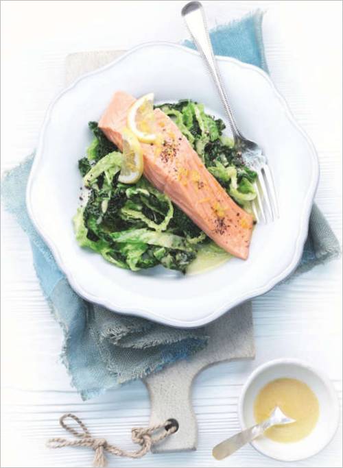 Filet de saumon à la vapeur avec salade de légumes verts à feuilles