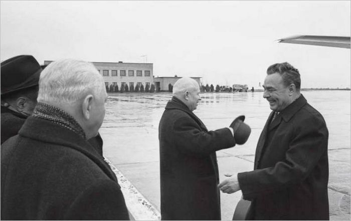 4. Leonid Brejnev rencontre Nikita Khrouchtchev. Paris. 1962