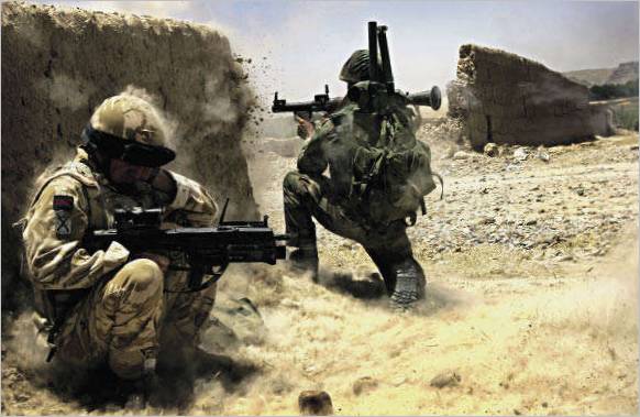 Afghanistan. Soldats britanniques et afghans combattant les Talibans