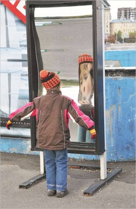 Devant un miroir tordu