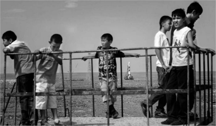 Jeunes Kazakhs attendant le lancement d'un vaisseau spatial Soyouz-TMA-15 depuis le cosmodrome de Baïkonour. 2010 g