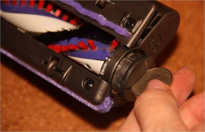 Aspirateur sans fil DYSON Digital Slim DC45 Up Top - une brosse de près