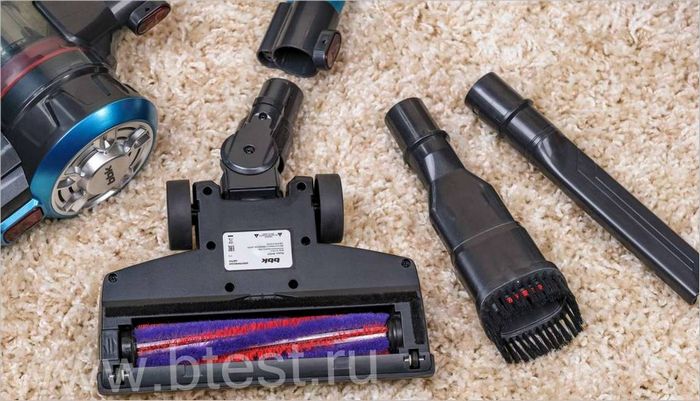 L'aspirateur vertical BBK BV2527 est équipé d'accessoires BBK BV2527 suceur d'aspirateur vertical