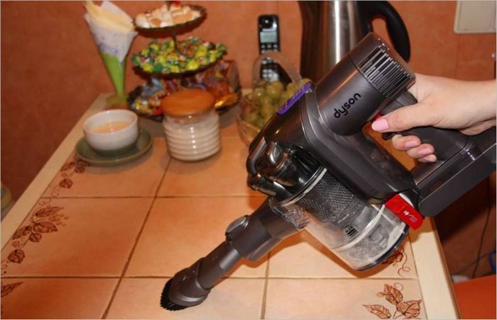 Aspirateur sans fil DYSON Digital Slim DC45 Up Top - nettoyage de la cuisine