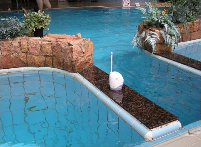 Le babyphone Philips-Avent SBC 470 dans la piscine sans papa