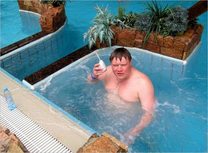 Le babyphone Philips-Avent SBC 470 dans la piscine avec papa