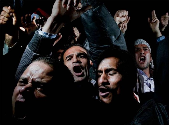 Alex Majoli, Italie. Les manifestants pleurent, chantent et crient sur la place du Caire