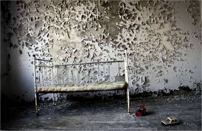 Peinture écaillée sur le mur d'une salle pour enfants de l'hôpital municipal de Pripyat. 2006 g