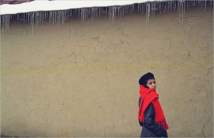 8. Tashkent, la vieille ville. 8. Tashkent, la vieille ville. Une fille portant un foulard rouge contre le mur. 2000. 2000