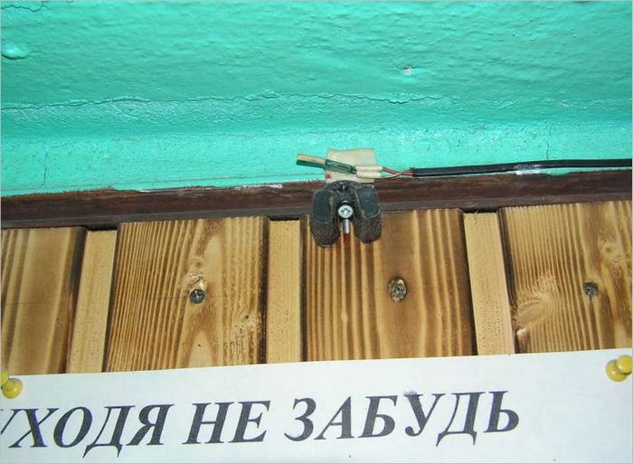 Fig. 4. Vue des contacts du loquet de l'interrupteur, qui se déclenche à l'ouverture de la porte d'entrée