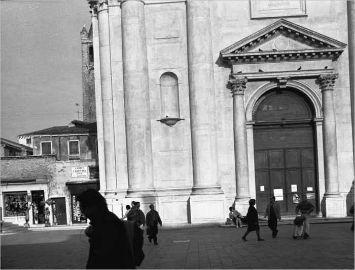 Mur de la cathédrale et silhouette noire au premier plan