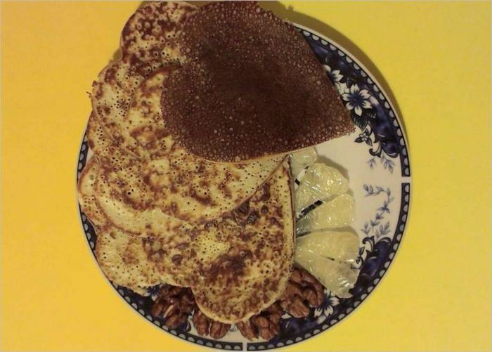 Des crêpes en forme de cœur sur une assiette