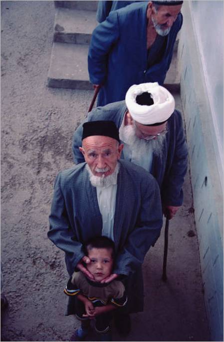 1. la région de Tachkent. Parkent. Des hommes âgés. 2002