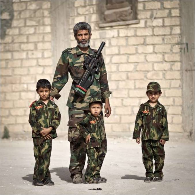 Beshir, officier de contre-espionnage libyen, avec ses enfants. 2011 g