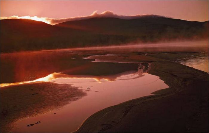 Lac de la rivière Chuna. Coucher de soleil