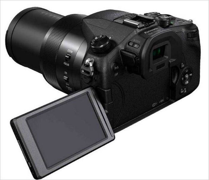 Panasonic Lumix DMC-FZ1000 : vue avec l'écran LCD incliné vers l'arrière