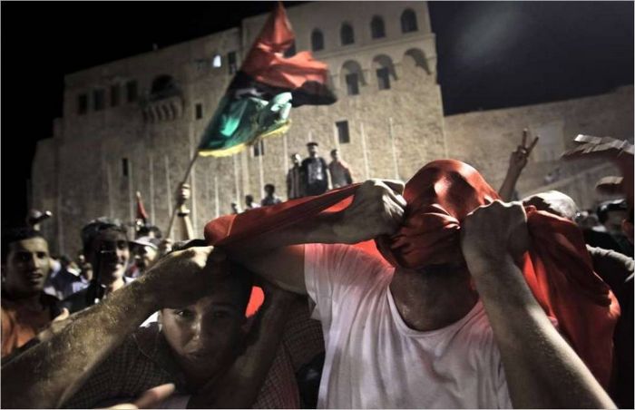 Célébration de la chute du régime de Kadhafi sur la place verte de Tripoli. 2011 g