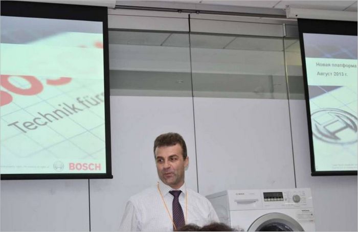 Sergey Rosya, le chef de produit de Bosch, explique en détail toutes les caractéristiques des nouveaux lave-linge