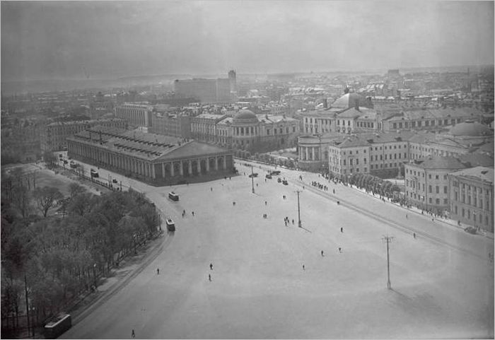 Place Manezh. Les années 30