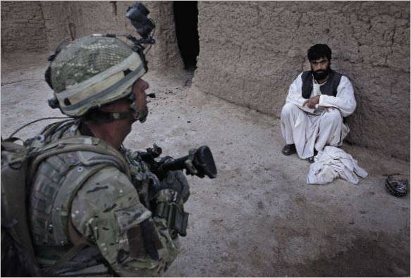 Afghanistan. Soldats britanniques et afghans combattant les Talibans