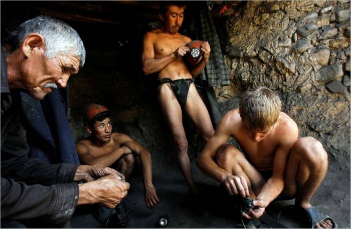 Des mineurs illégaux au Kirghizstan se préparant à descendre dans une mine