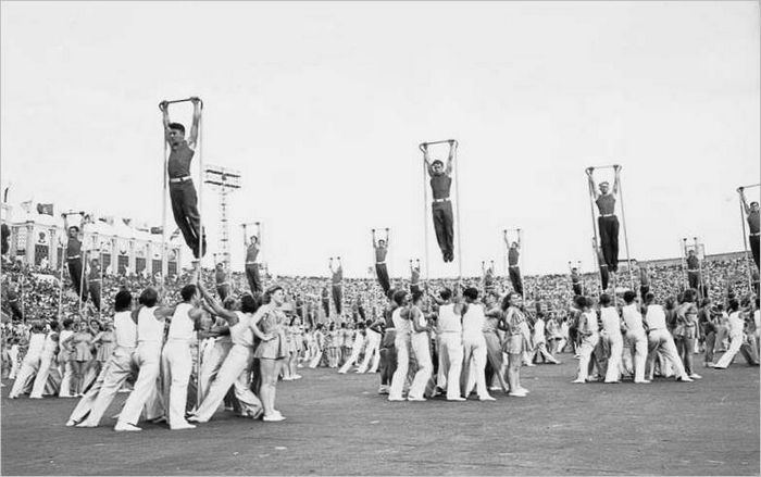7. Le stade du Dynamo. Un festival sportif en l'honneur du 800e anniversaire de la ville. Paris. 1947