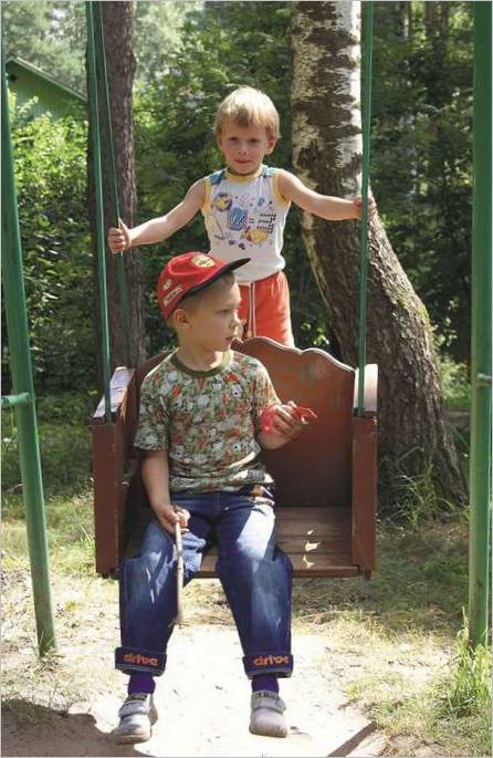 Enfants sur une balançoire