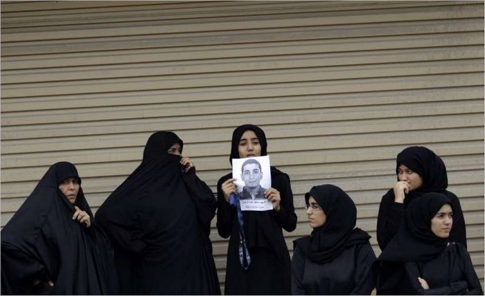 Les épouses de l'homme tué dans les émeutes de Bahreïn. 2011 g