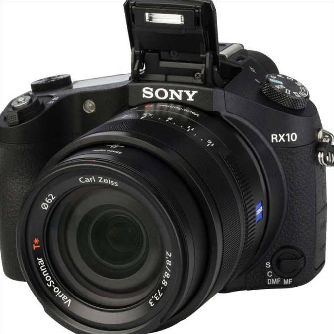 Sony Cyber-Shot DSC-RX10 : Vue générale avec flash monté