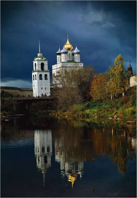 Le Kremlin de Pskov. La rivière Pskov. La cathédrale de la Trinité et son clocher