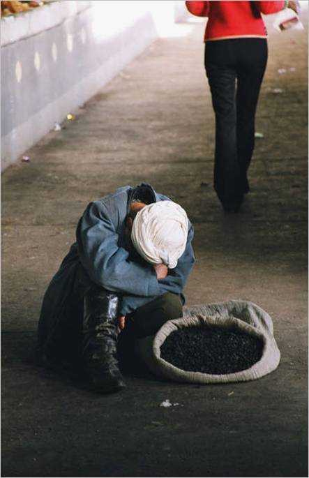 5. Samarkand. Un vieux vendeur endormi au bazar. 2004