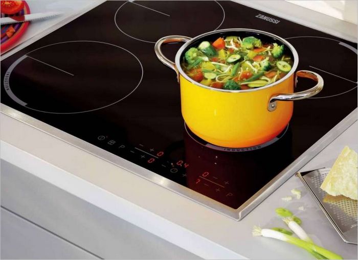 Plaque de cuisson combinée Zanussi ZEN6641XBA avec zones d'induction